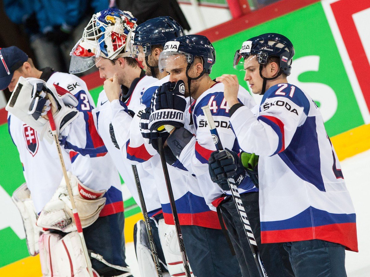 Veľavravné pohľady slovenských hokejistov po prehre s Lotyšskom