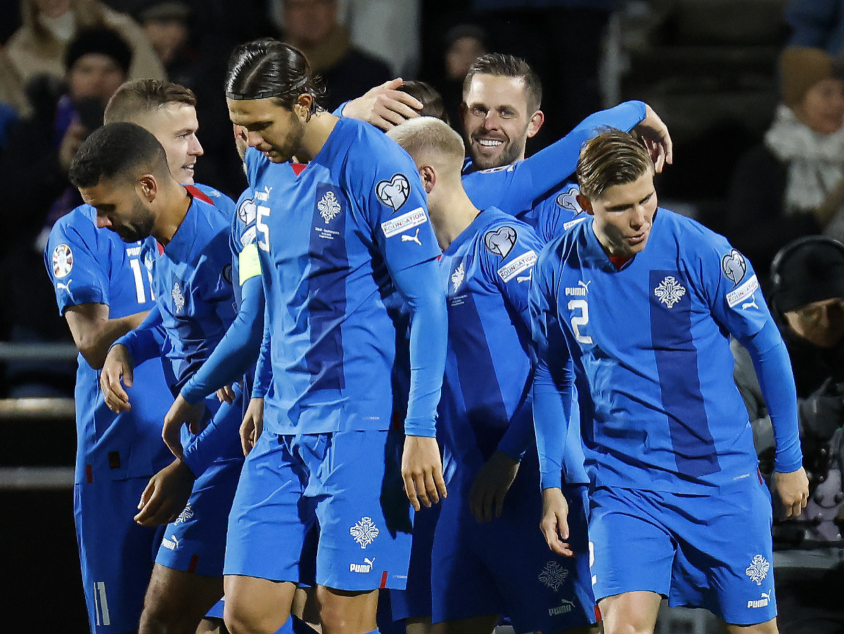 Na snímke hráči Islandu oslavujú gól