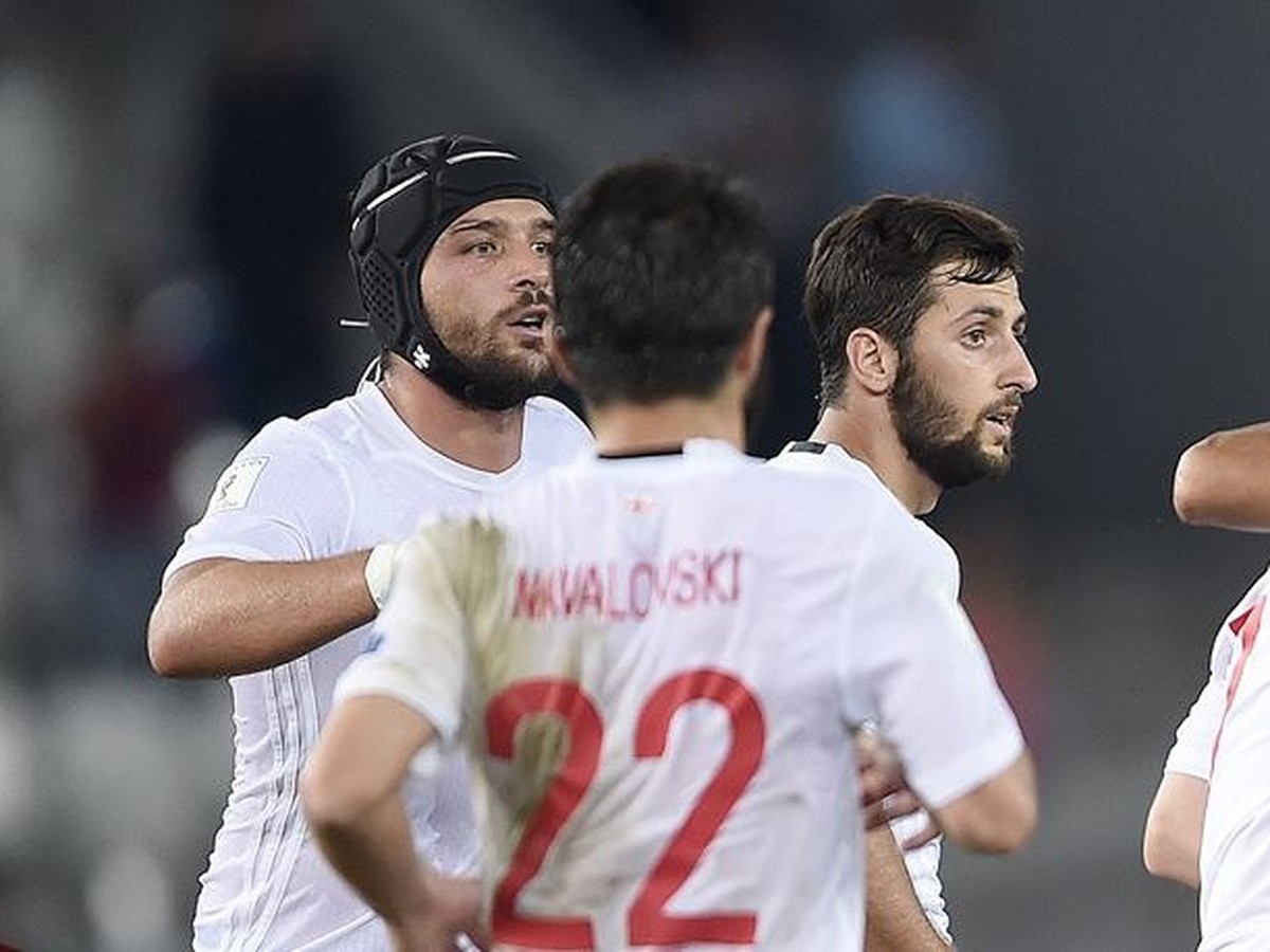 Jano Ananidze so spoluhráčmi oslavuje svoj exportný gól