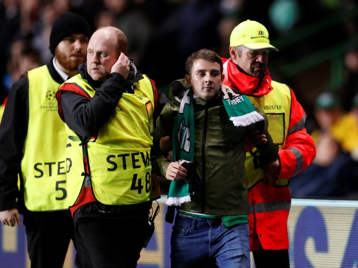 Fanúšik Celticu sa pokúsil napadnúť Kyliana Mbappého