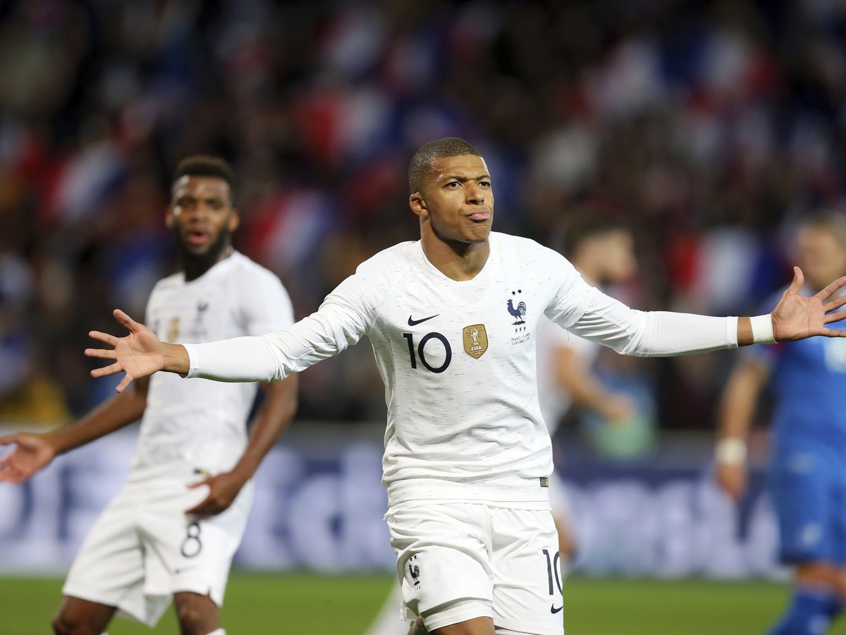 Francúzsky hráč Kylian Mbappé oslavuje gól do bránky Islandu