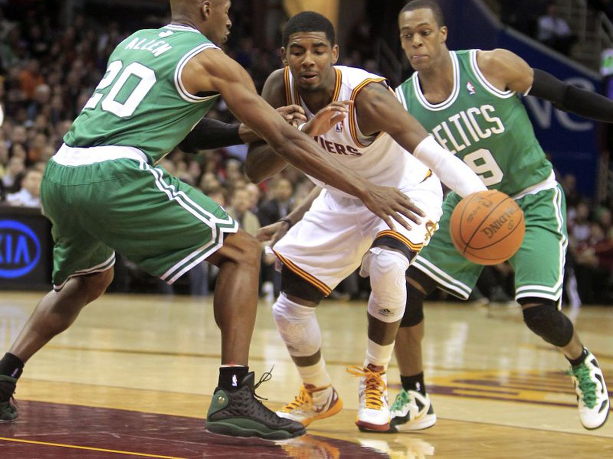 Kyrie Irving sa snaží dostať do zakončenia