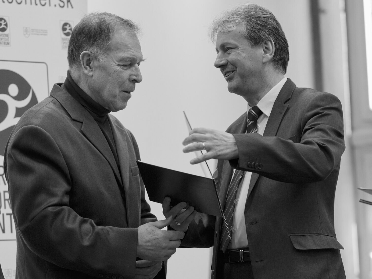 Ladislav Čambal odovzdáva ocenenie za celoživotnú prácu a životné jubileum. Vľavo Vladimír Šťastný