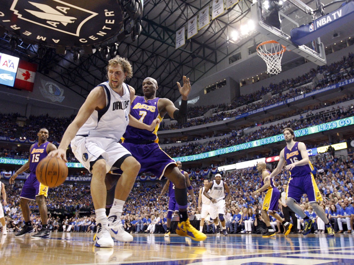 Dirk Nowitzki v súboji s Odomom