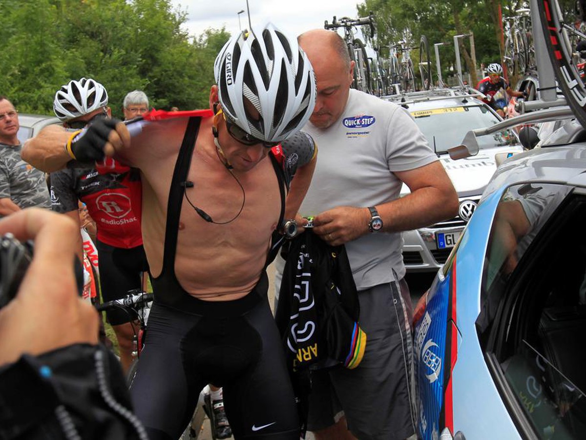 Lance Armstrong sa prezlieka do trička Radioshack
