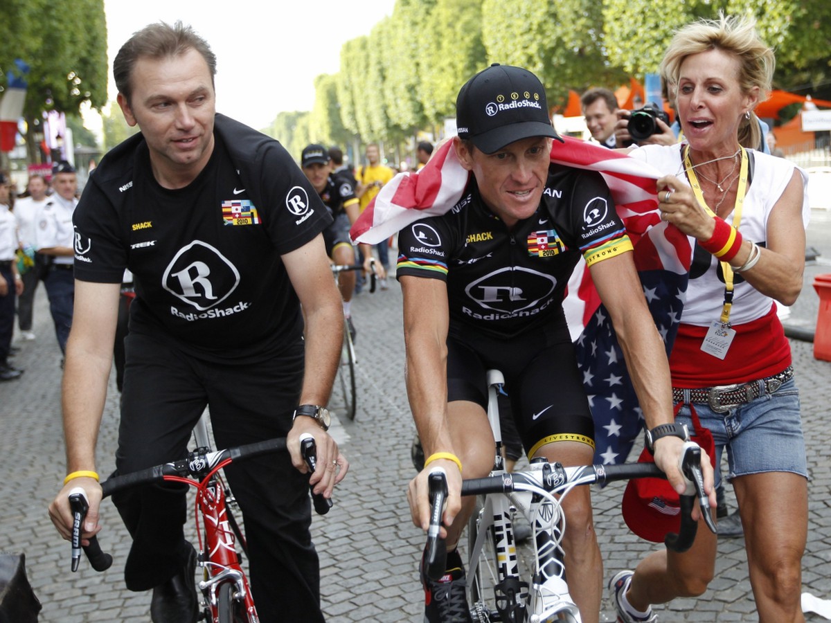 Lance Armstrong (v strede)