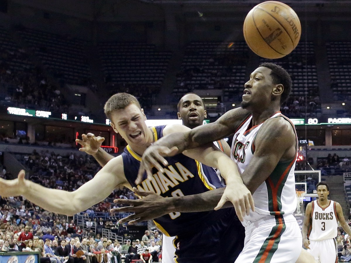 Larry Sanders v súboji s Tylerom Hansbroughom