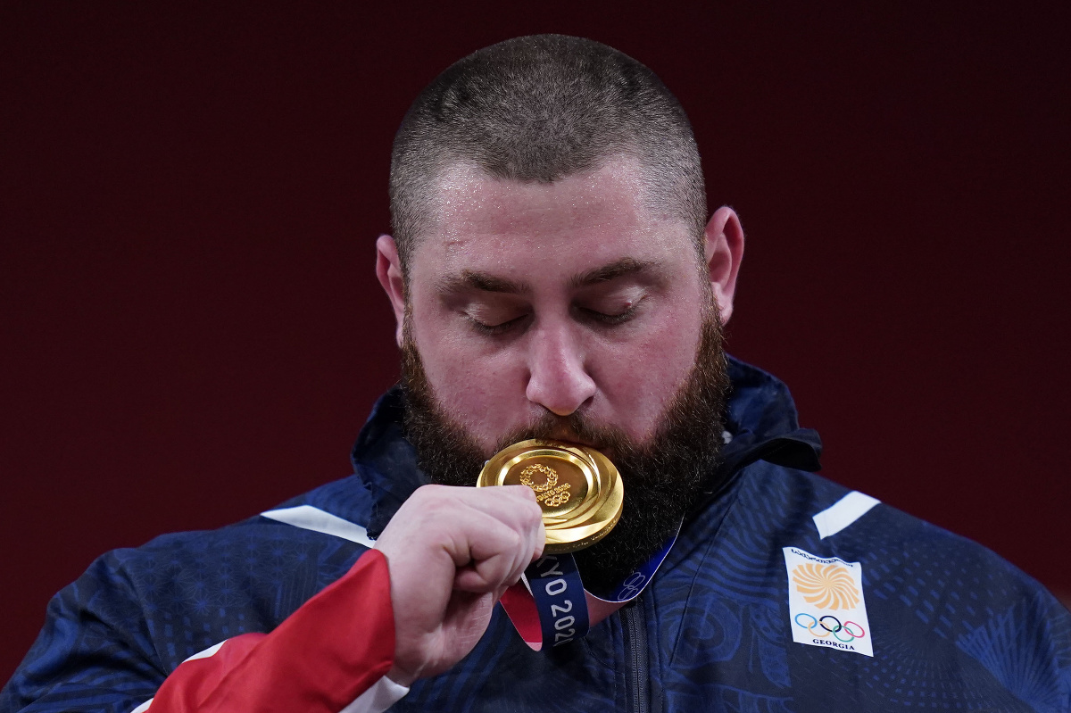 Gruzínsky vzpierač Laša Talachadze získal zlato na OH 2020 v Tokiu v kategórii nad 109 kg 