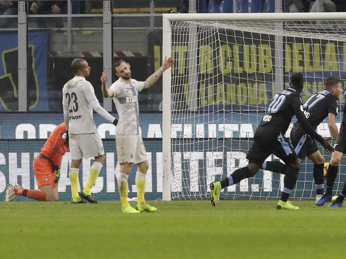 Ciro Immobile oslavuje gól so spoluhráčmi