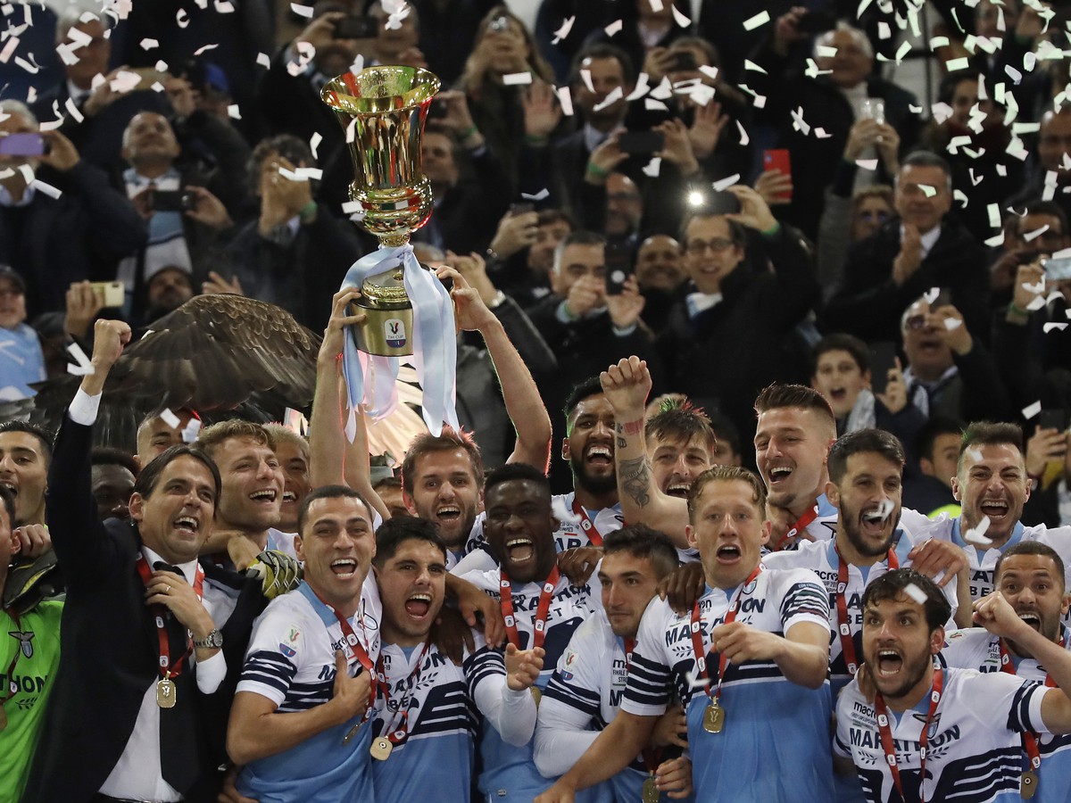 Futbalisti Lazia Rím sa radujú z pohára Coppa Italia