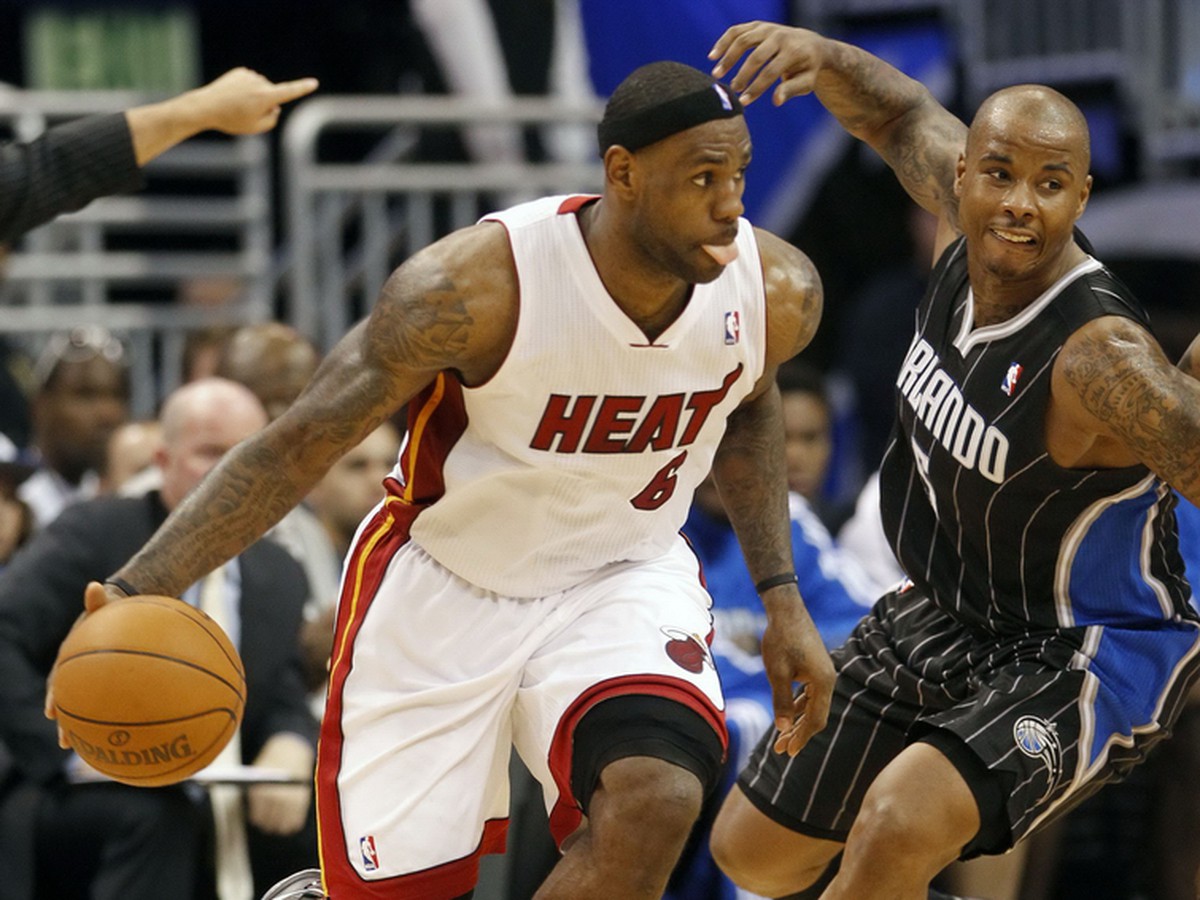 LeBron James (6) a Quentin Richardson
