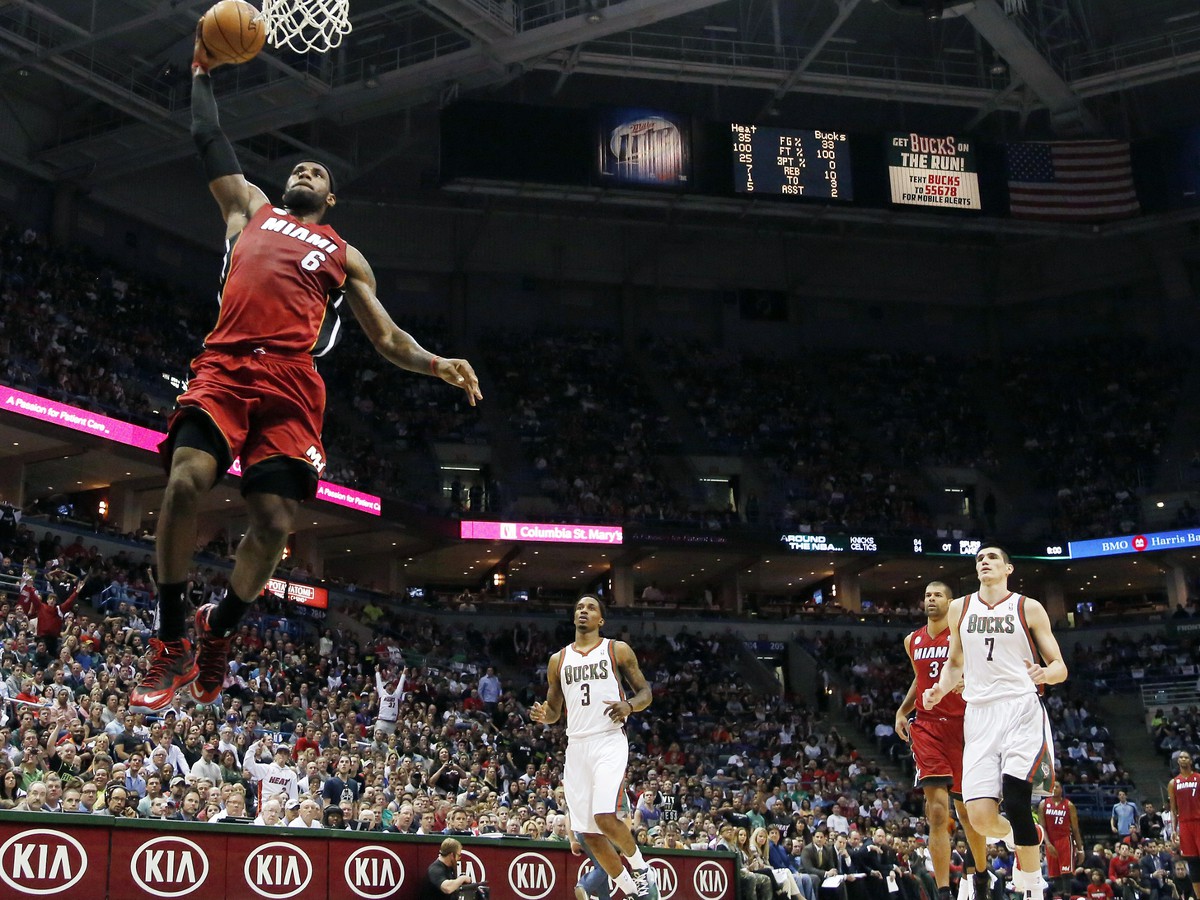 LeBron James si vychutnáva smeč