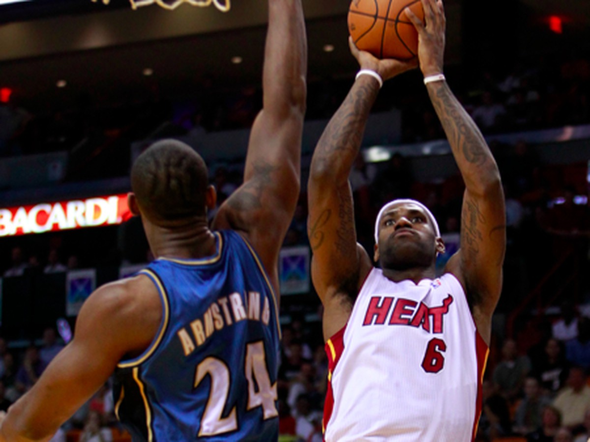 Lebron James blokovaný Hiltonom Armstrongom
