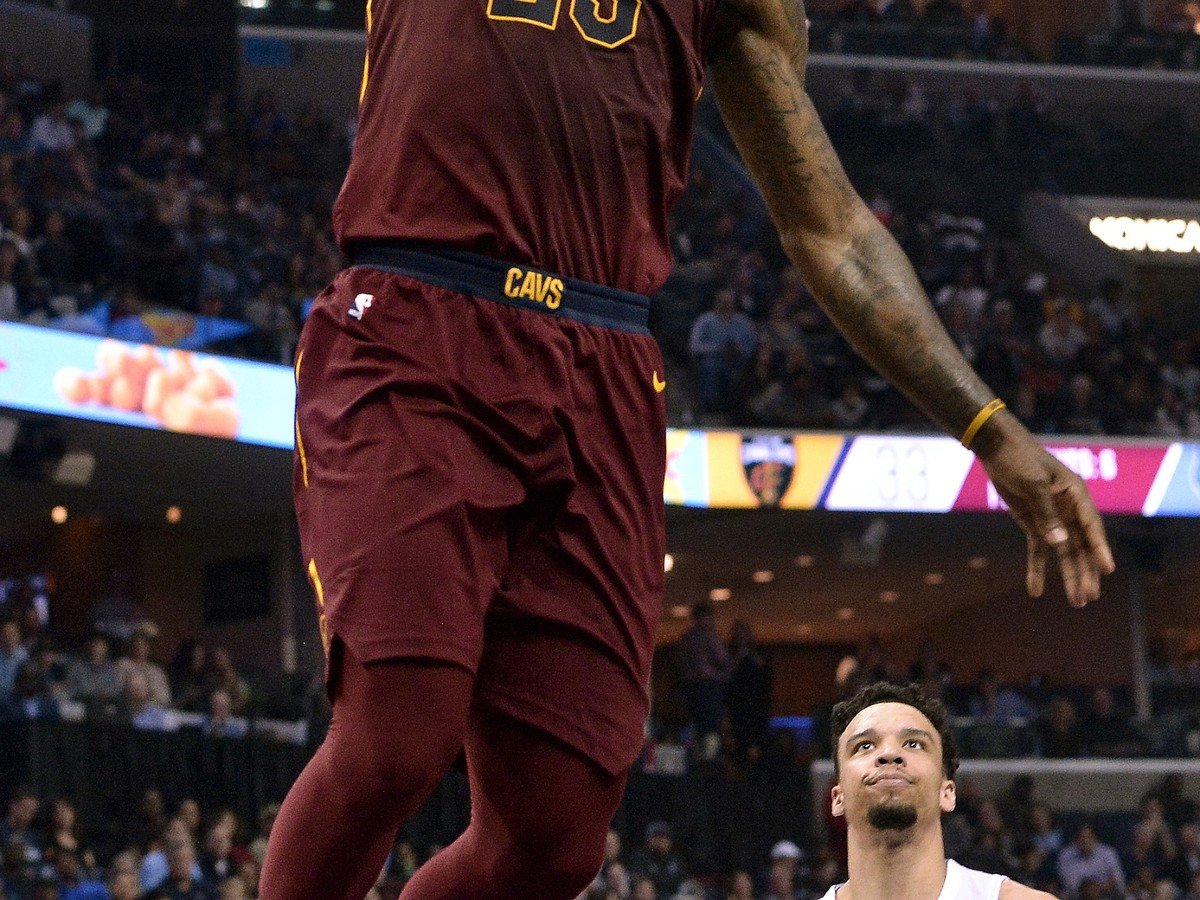 Hráč Clevelandu Cavaliers LeBron James strieľa na kôš