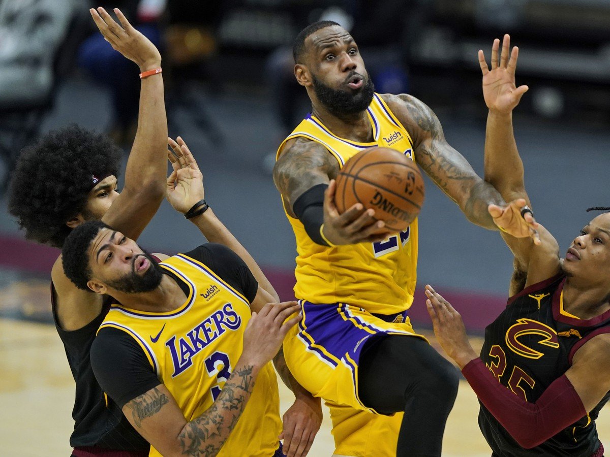 Hráč Los Angeles Lakers LeBron James strieľa na kôš