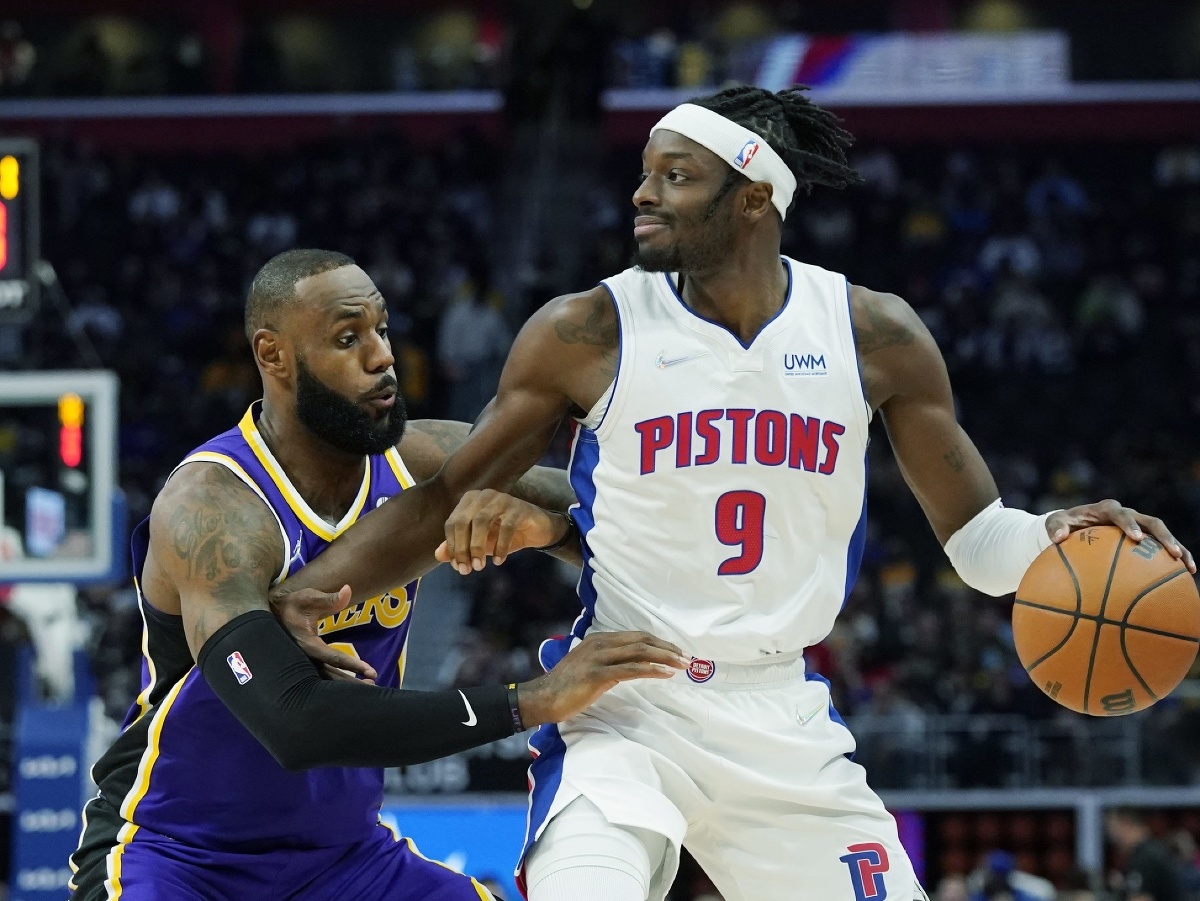 LeBron James (6) z Los Angeles Lakers a Jerami Grant (9) z Detroitu Pistons v súboji o loptu