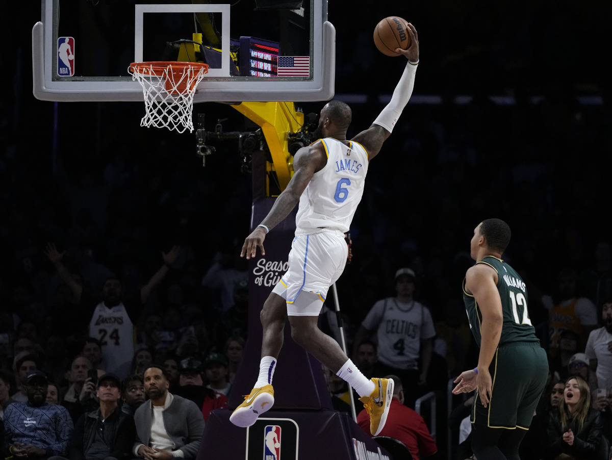 LeBron James z LA Lakers smečuje na kôš