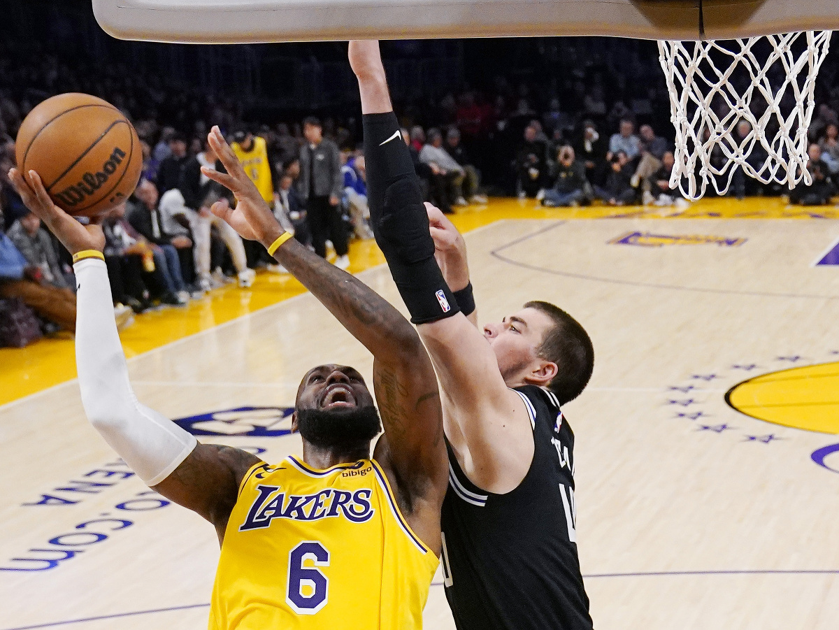 Hráč Los Angeles Lakers LeBron James (vľavo) strieľa na kôš cez Ivicu Zubaca z Los Angeles Clippers v zápase zámorskej basketbalovej NBA