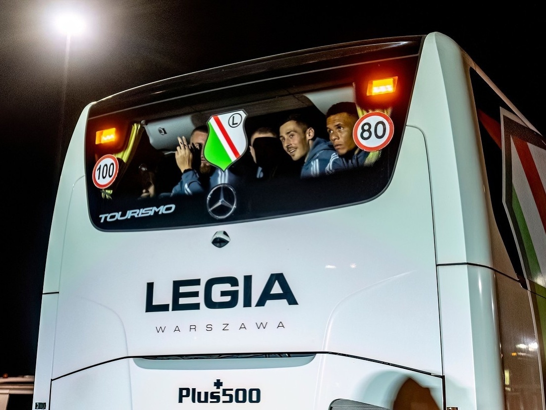 Futbalisti Legie Varšava sedia v tímovom autobuse