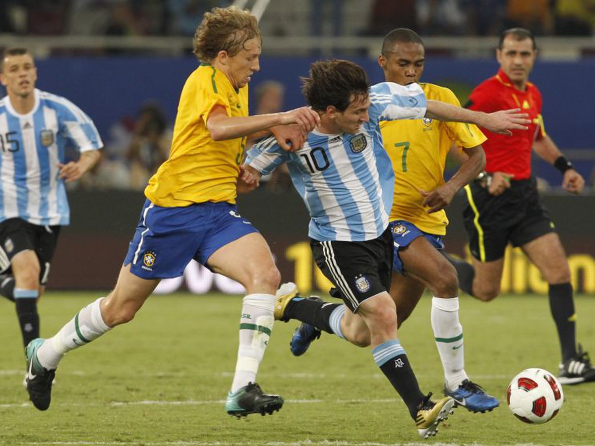 Messi v súboji s Leivom