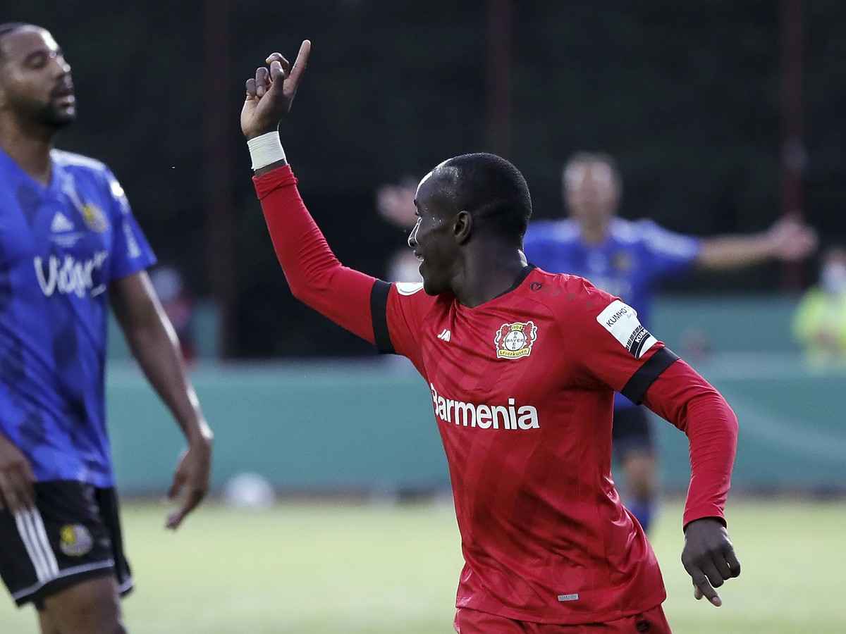 Futbalista Leverkusenu Moussa Diaby (vpravo) sa teší po strelení gólu
