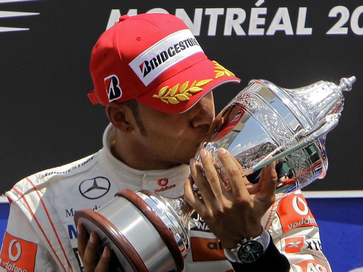 Lewis Hamilton sa mazná s trofejou