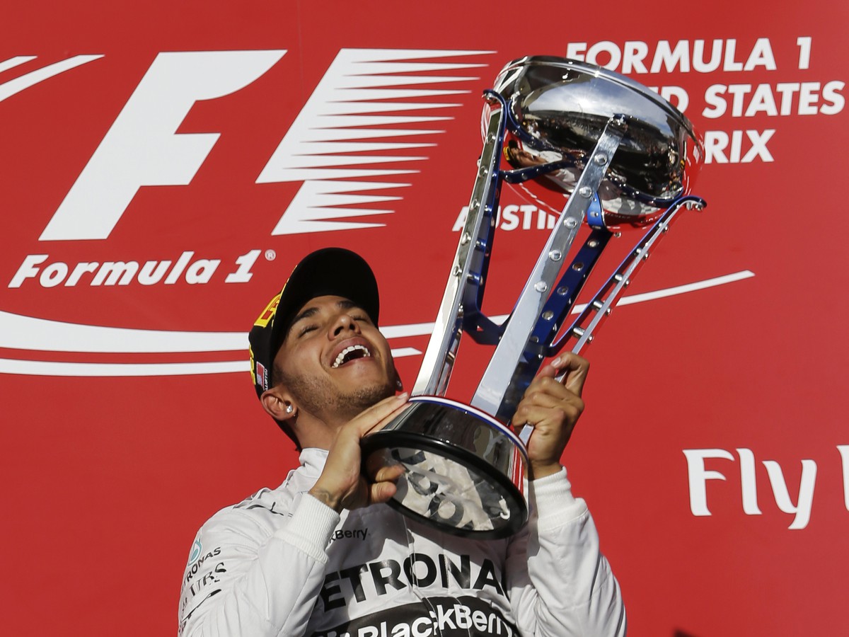 Lewis Hamilton a jeho víťazná radosť s trofejou