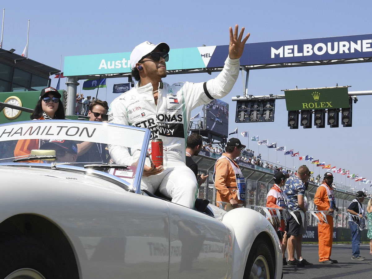 Britský pilot formuly 1 Lewis Hamilton z tímu Mercedes prichádza na štart Veľkej ceny Austrálie na okruhu Albert Park v Melbourne 