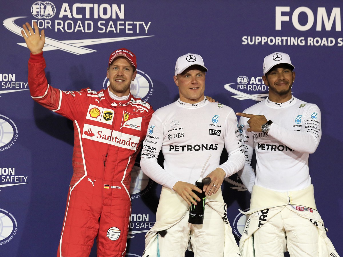 Fínsky pilot F1 na Mercedese Valtteri Bottas (v strede) oslavuje po získaní pole position v kvalifikácii na nedeľňajšiu Veľkú cenu Bahrajnu