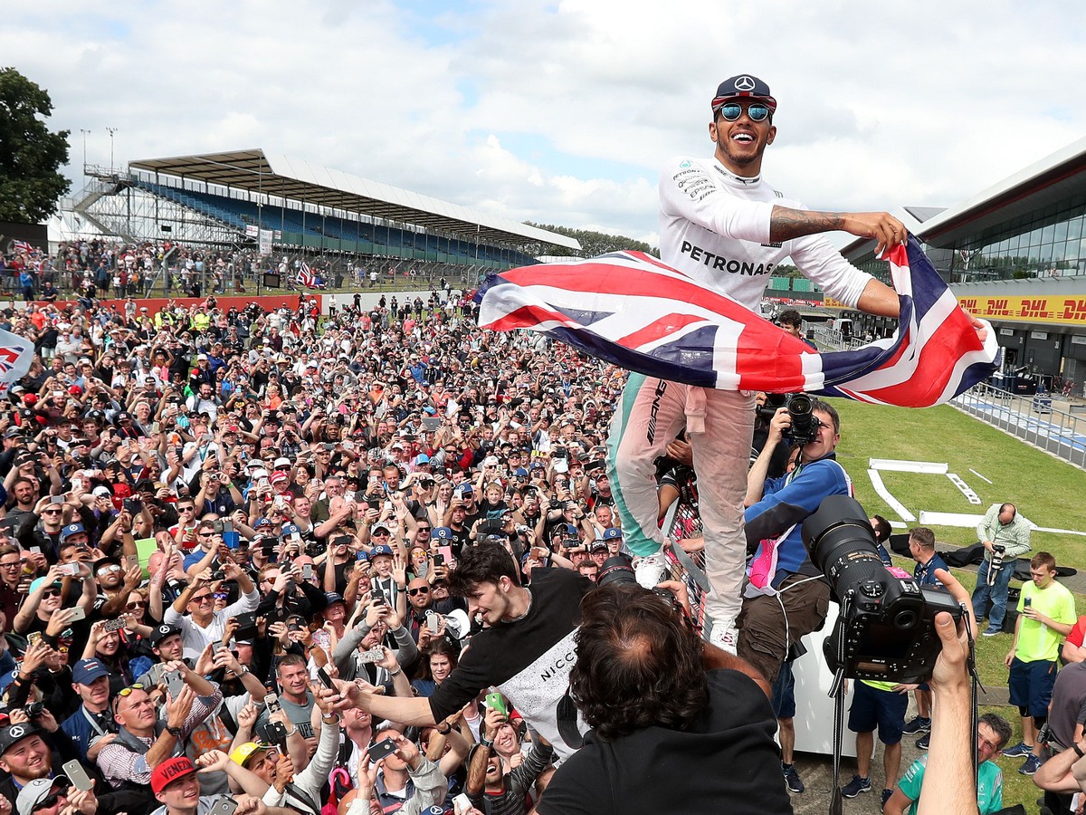 Lewis Hamilton a jeho bujará oslava