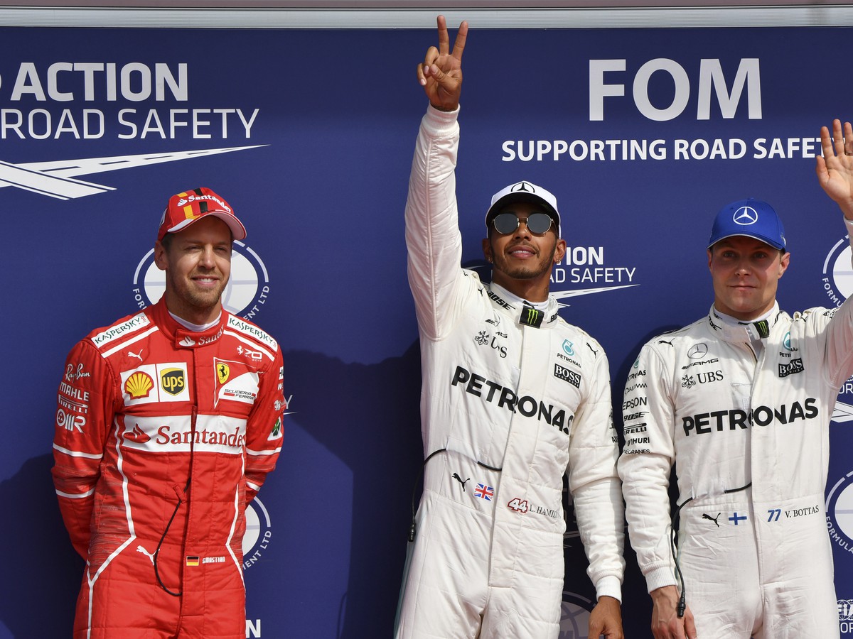 Lewis Hamilton (v strede) oslavuje kvalifikačný triumf
