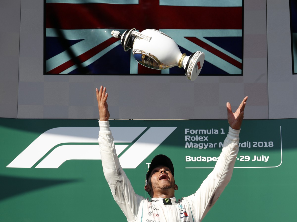 Lewis Hamilton oslavuje víťazstvo na VC Maďarska