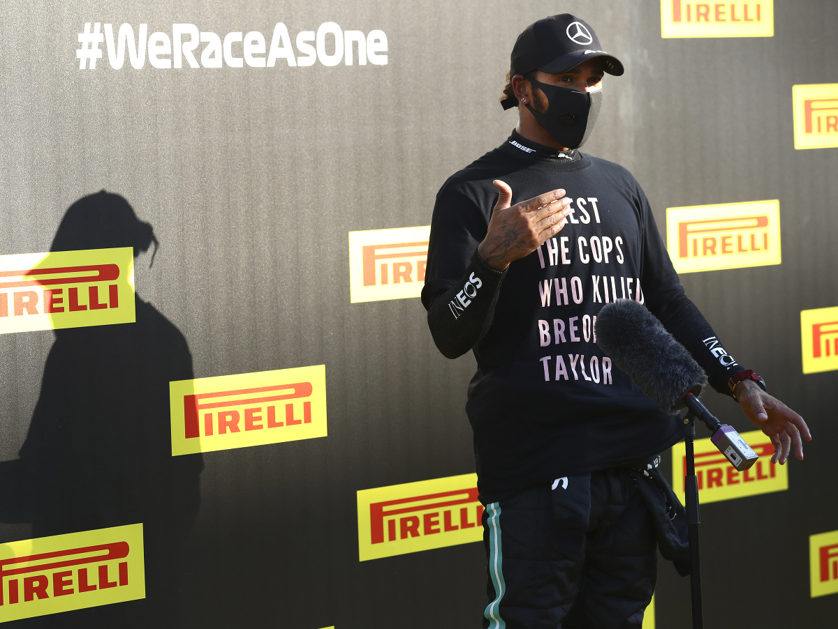 Lewis Hamilton v mikine s nápisom Zatknite policajtov, ktorí zabili Breonnu Taylorovú