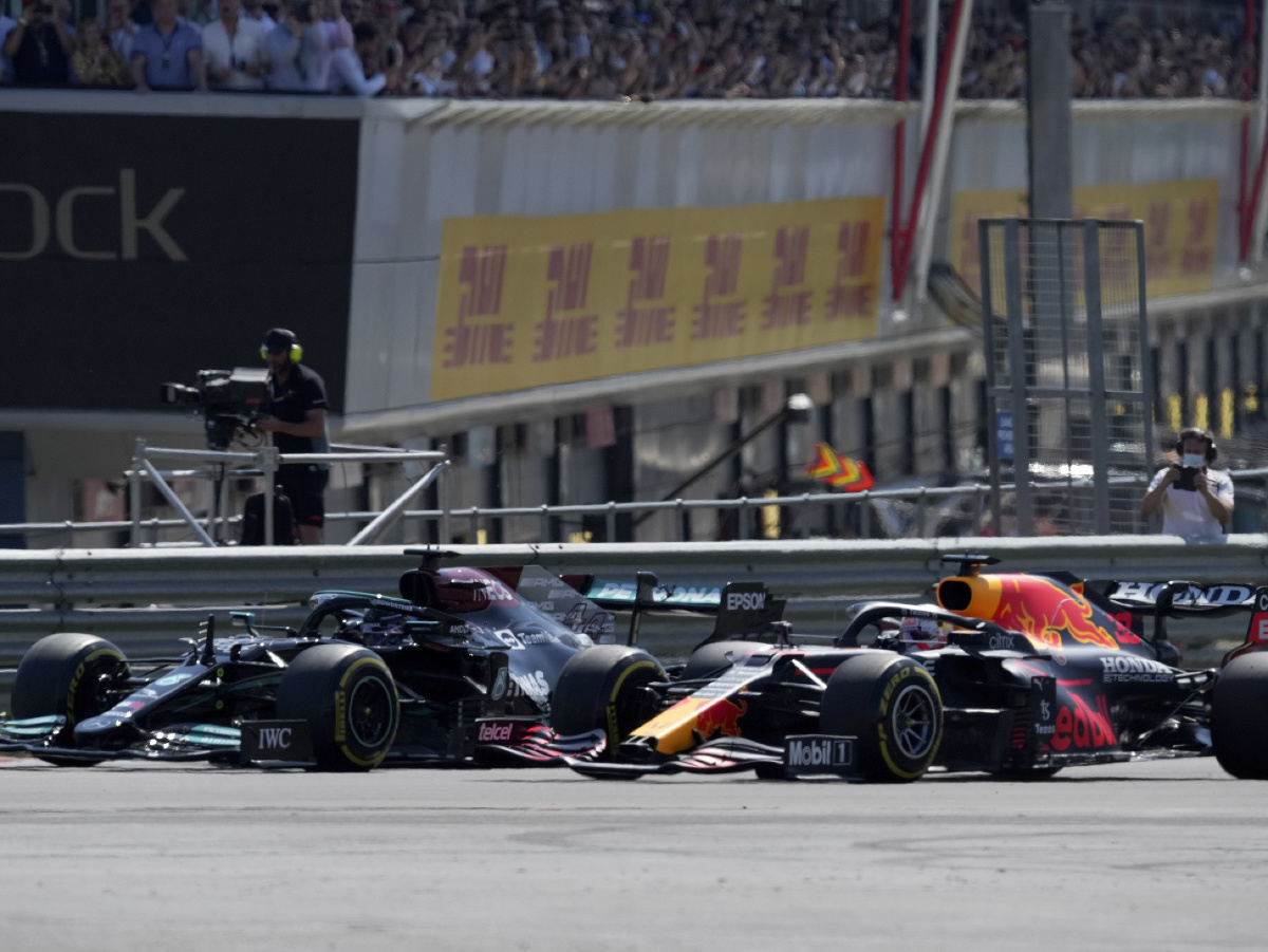 Lewis Hamilton a Max Verstappen tesne pred haváriou