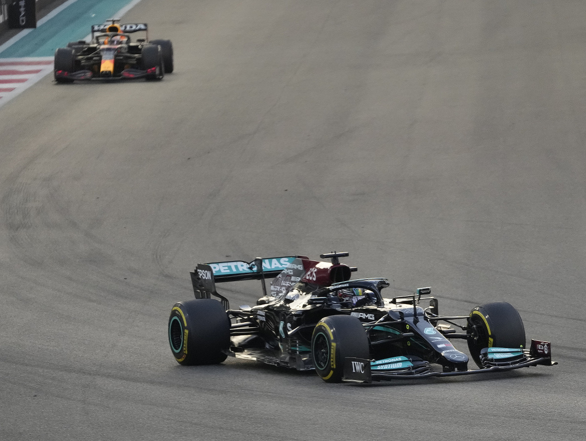 Lewis Hamilton pred Maxom Verstappenom