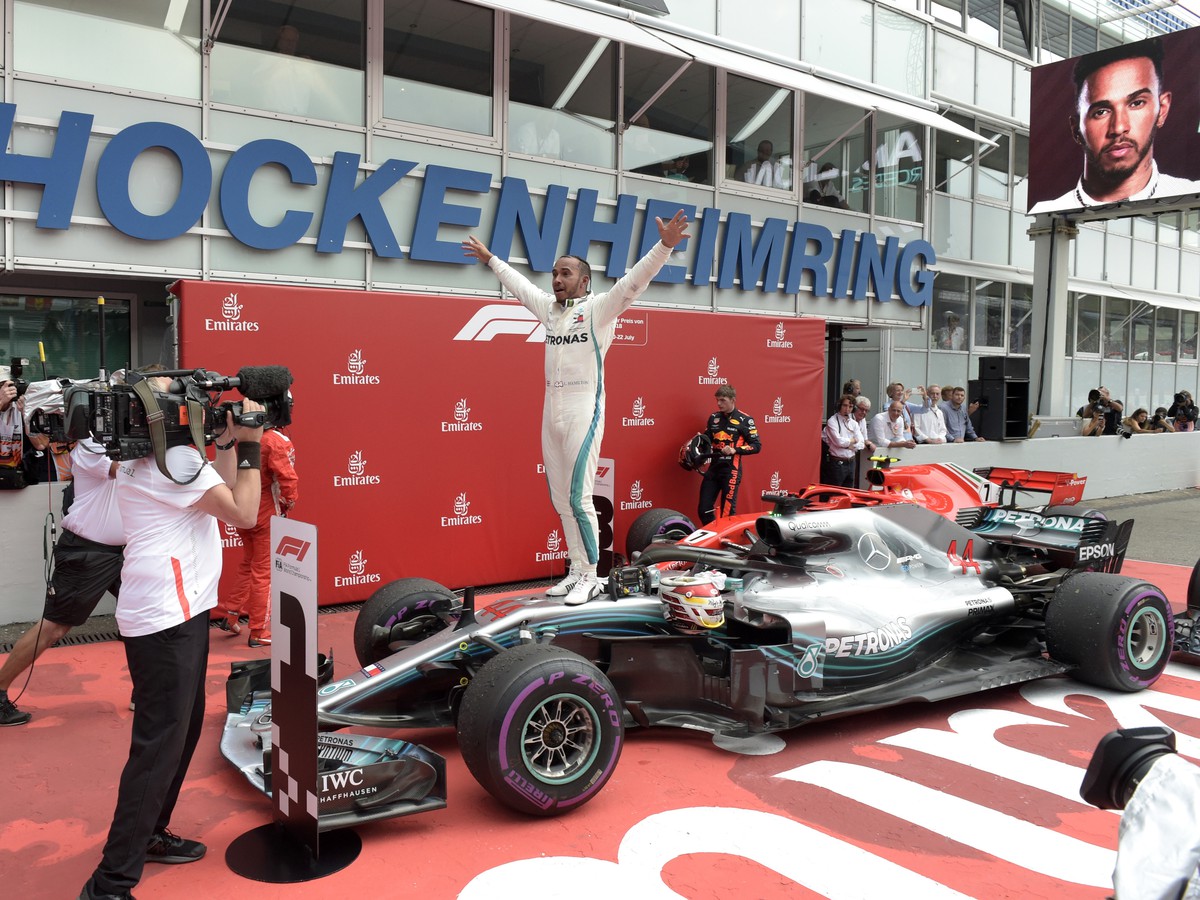 Lewis Hamilton oslavuje svoj triumf v Hockenheime
