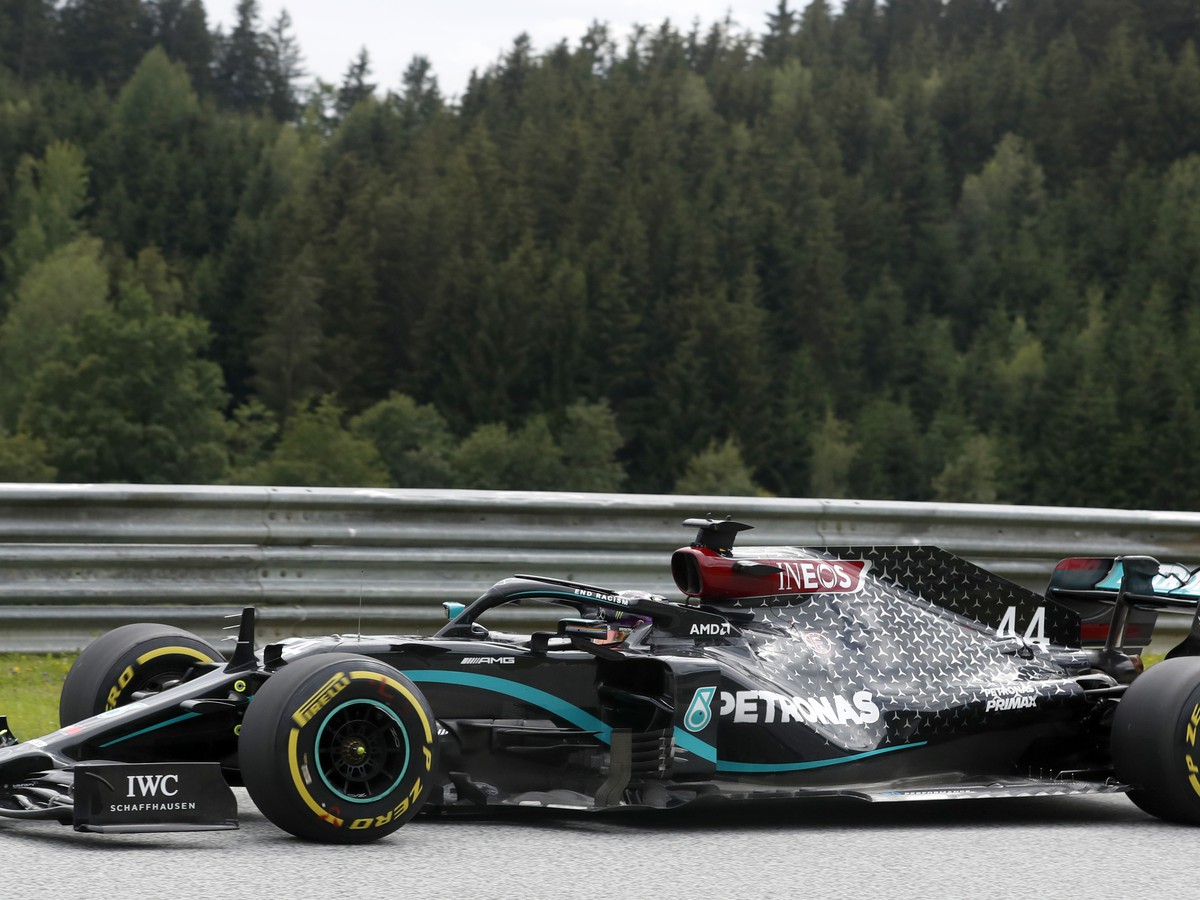 Britský pilot formuly 1 a obhajca titulu Lewis Hamilton na Mercedese