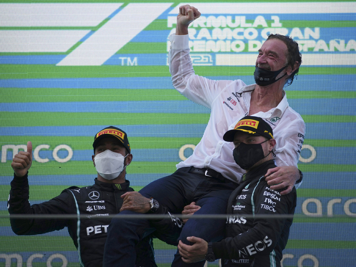 Valtteri Bottas a Lewis Hamilton oslavujú na stupni víťazov