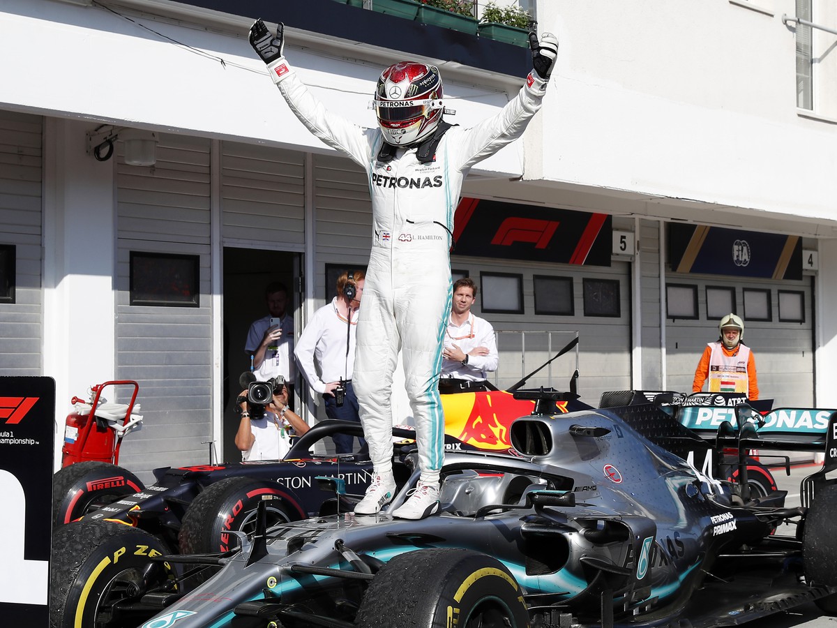 Britský jazdec F1 Lewis Hamilton na Mercedese oslavuje v cieli víťazstvo pretekov nedeľňajšej Veľkej ceny Maďarska na Hungaroringu