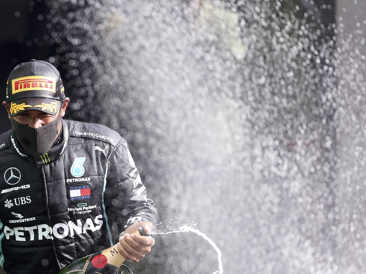 Lewis Hamilton oslavuje ďalší triumf