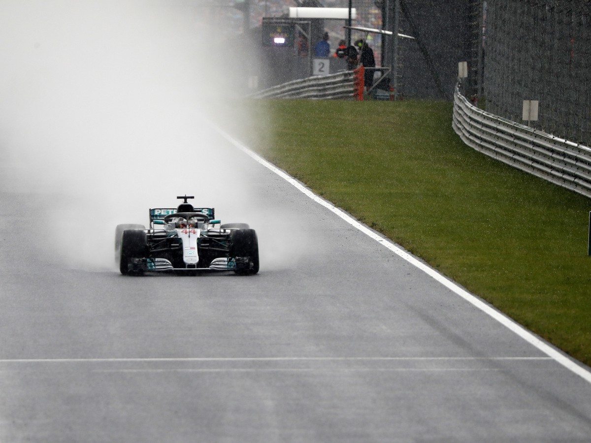 Britský pilot Lewis Hamilton na Mercedese odštartuje z pole position na nedeľňajšej Veľkej cene Maďarska F1.