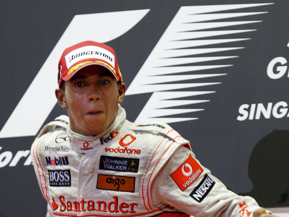 Lewis Hamilton oslavuje výhru na VC Singapuru