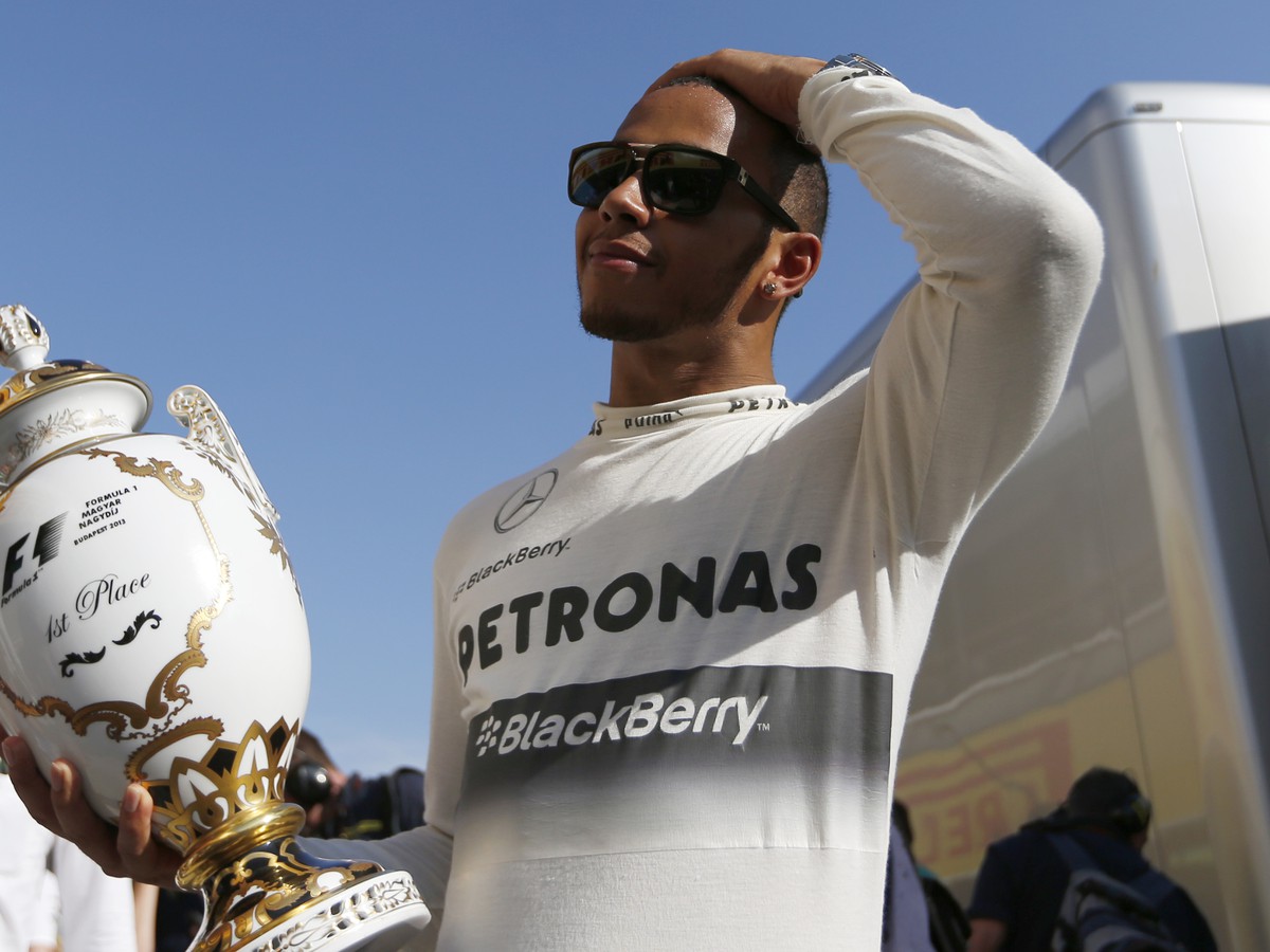 Lewis Hamilton s trofejou pre víťaza