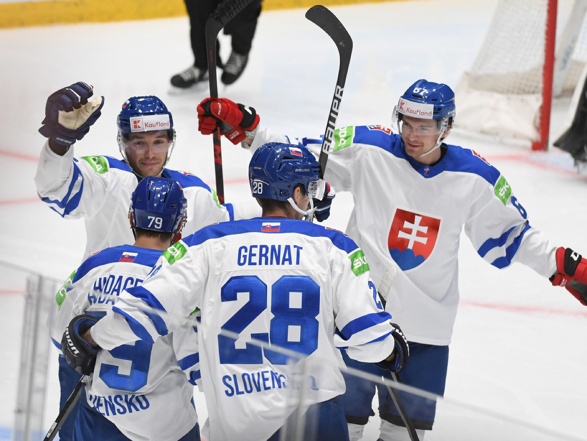 Na snímke slovenský hokejista Libor Hudáček (druhý vľavo) sa teší z gólu so spoluhráčmi počas zápasu olympijskej kvalifikácie na ZOH v Pekingu Rakúsko - Slovensko