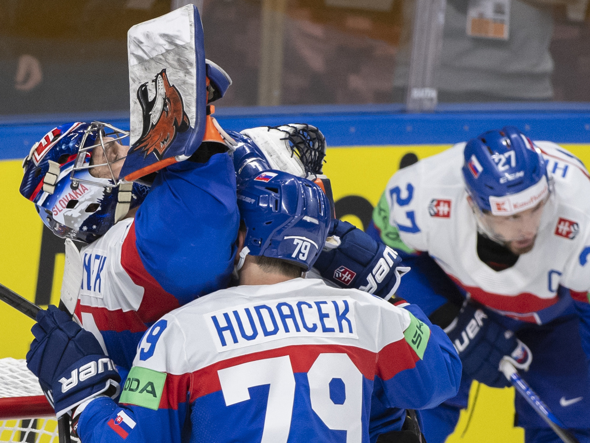 Slovenskí hokejisti sa radujú z víťazstva 2:1 nad Lotyšskom, hrdinom zápasu bol náš brankár Stanislav Škorvánek