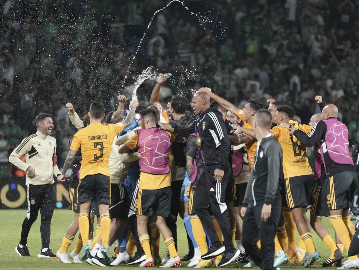 Hráči Benficy oslavujú po víťazstve v skupine Ligy majstrov