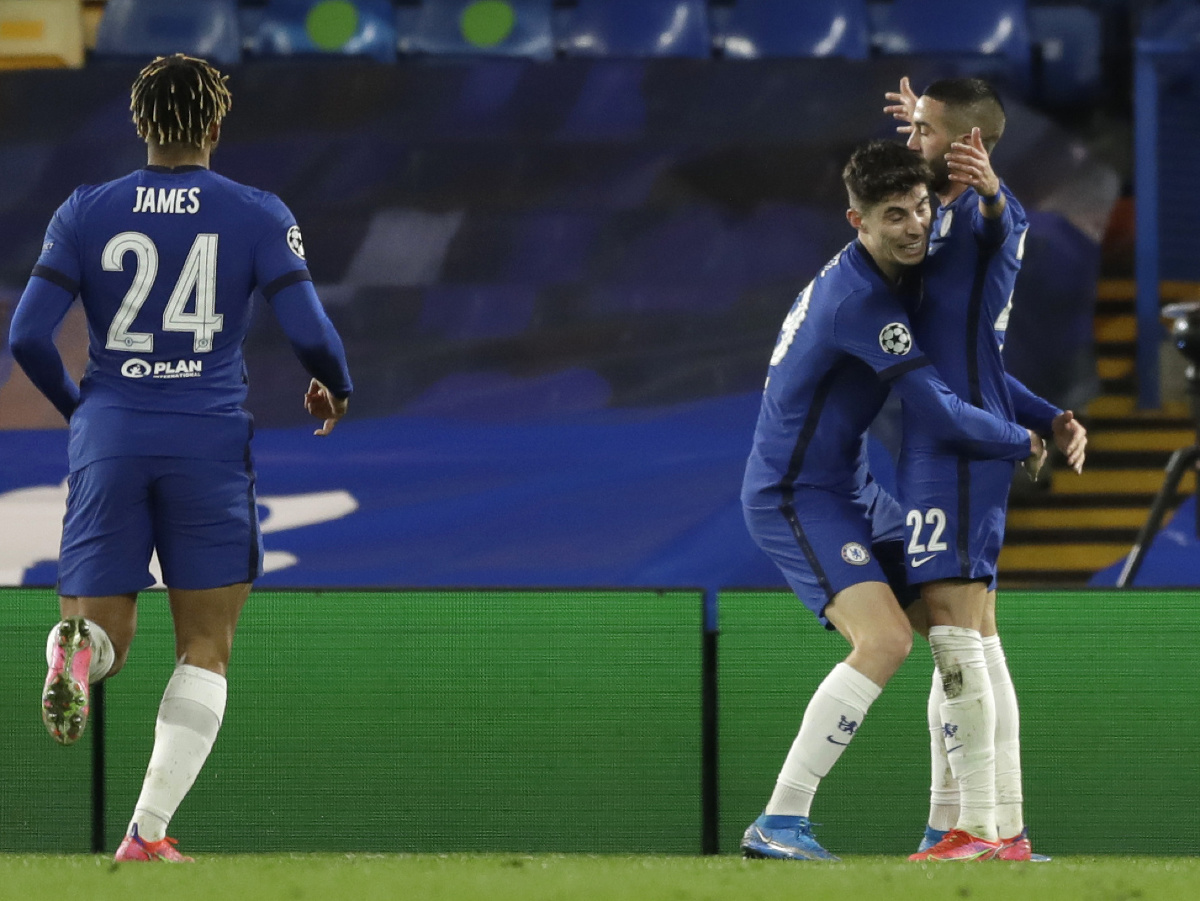 Hráči Chelsea oslavujú gól 