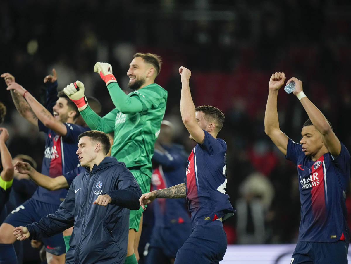 Futbalista Paríža St. Germain Kylian Mbappé (vpravo) sa raduje z víťazstva v úvodnom osemfinálovom zápase Ligy majstrov