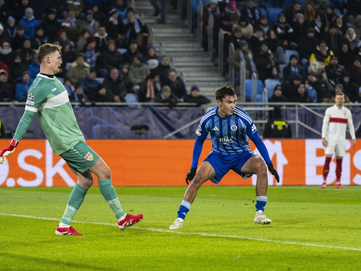 Na snímke zľava brankár Alexander Nübel (Stuttgart) a David Strelec (Slovan)