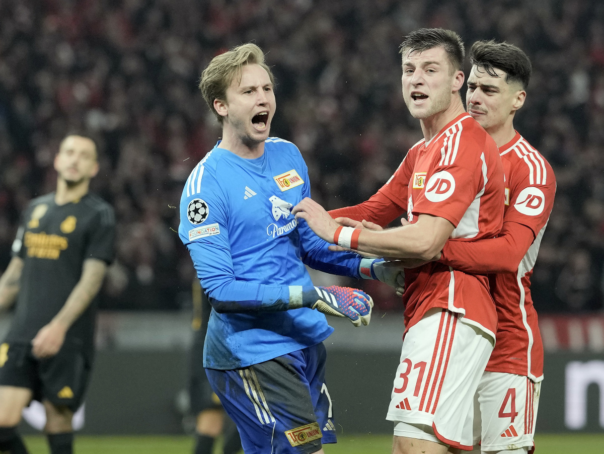 Brankár Unionu Frederik Ronnow reaguje po zahodenej penalte Modriča